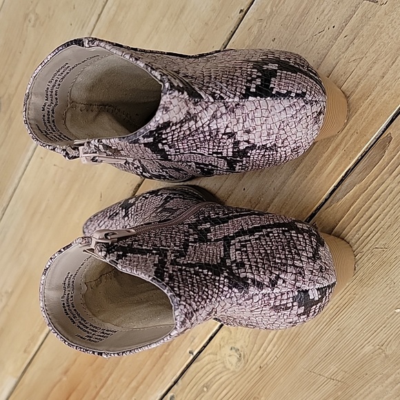 Coconuts by Matisse Ankle Bootie - Picture 5 of 7